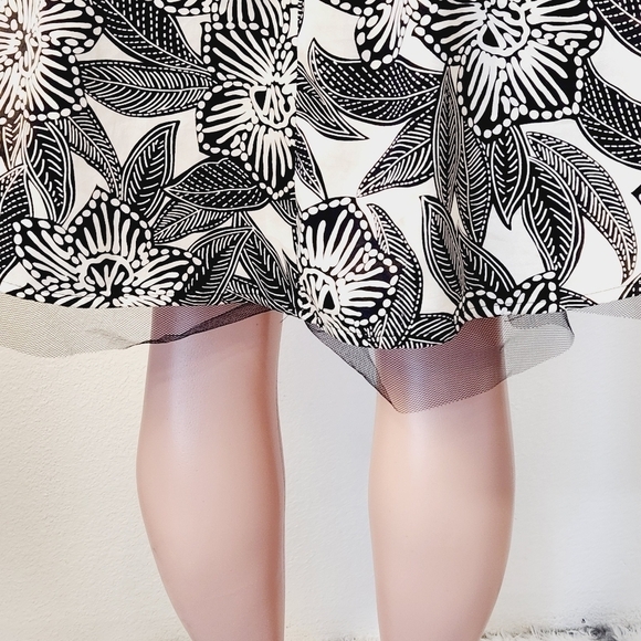 Enfocus blk & wht florals satin sleeveless fit & flare ruched chest size: 14 - Picture 10 of 12